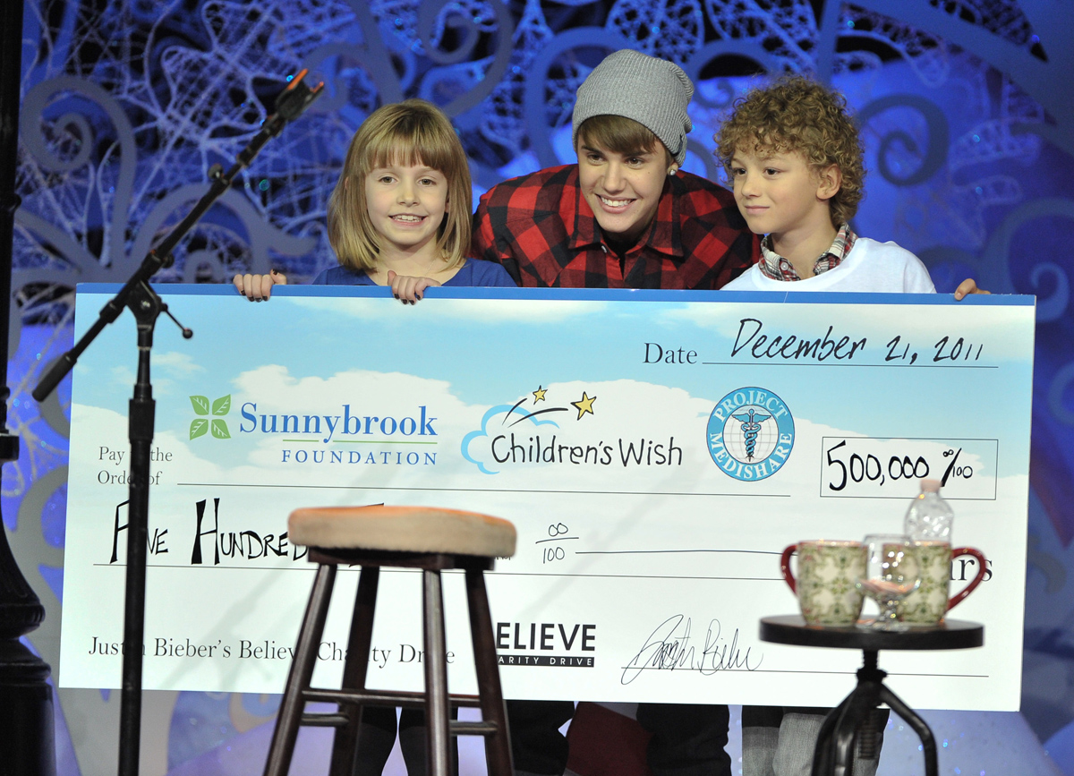 Justin Bieber presents $500,000 cheque to Children's Wish Foundation of Canada — photo credit: MuchMusic/George Pimentel for Wir